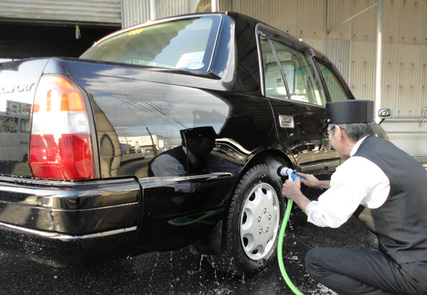 一日の仕事の流れ「洗車・点検作業」｜福岡のタクシー会社 トマタク